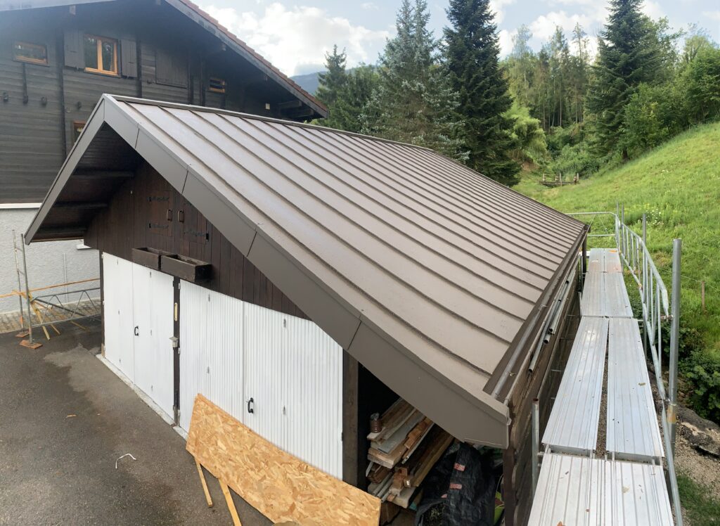 Photo d'une couverture de toit réalisée par Dujourdy Clément Zinguerie à Annecy en Haute-Savoie