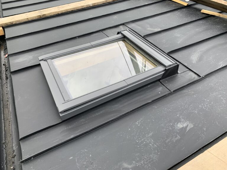 Photo d'une installation de velux sur le toit d'une cliente de Clément Dujourdy, couvreur zingueur à Annecy en Haute-Savoie