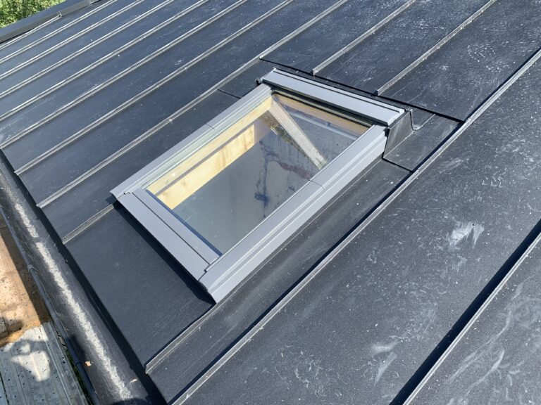 Photo d'une installation de velux sur le toit d'une cliente de Clément Dujourdy, couvreur zingueur à Annecy en Haute-Savoie